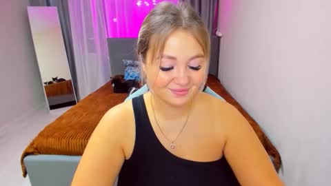 Snapshot of sarahmils chatting on 11/04/25, 03:11 Sarah online show from 11/04/25, 03:11