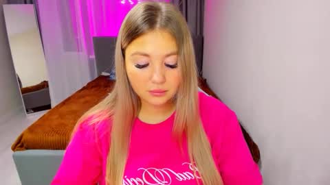 Snapshot of sarahmils chatting on 11/06/25, 02:29 Sarah online show from 11/06/25, 02:29