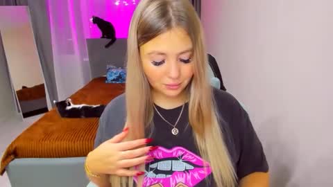 Snapshot of sarahmils chatting on 11/08/25, 02:28 Sarah online show from 11/08/25, 02:28