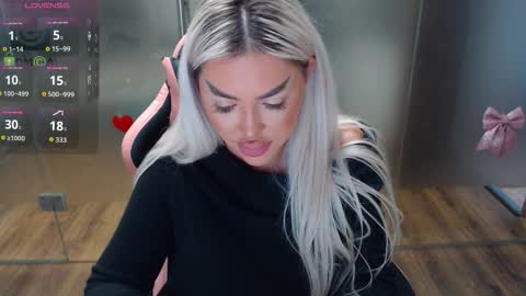 Snapshot of sarahstone_ chatting on 10/30/25, 07:21 Sarah online show from 10/30/25, 07:21