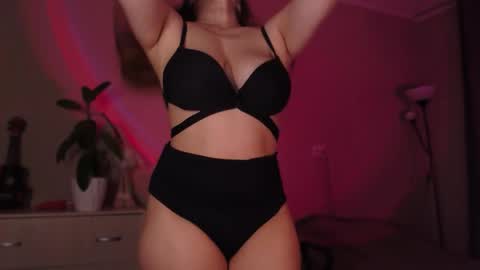 Snapshot of sarahsweetie_ chatting on 10/18/25, 03:24 Sarah online show from 10/18/25, 03:24