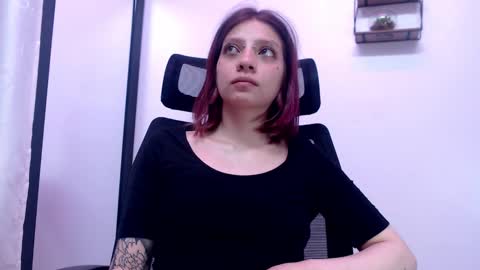 Snapshot of sarai_petite_ chatting on 09/18/25, 03:25 SARAI online show from 09/18/25, 03:25