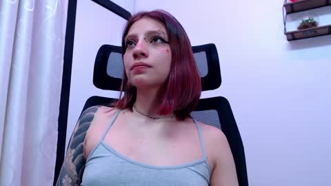 Snapshot of sarai_petite_ chatting on 09/25/25, 04:27 SARAI online show from 09/25/25, 04:27