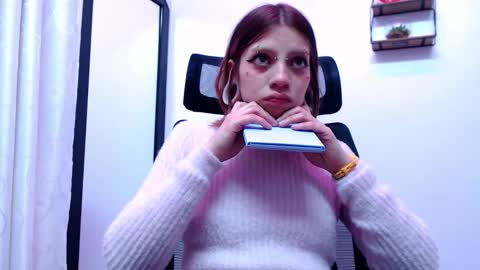 Snapshot of sarai_petite_ chatting on 09/28/25, 05:46 SARAI online show from 09/28/25, 05:46