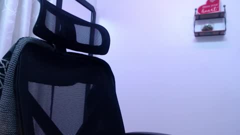 Snapshot of sarai_petite_ chatting on 10/11/25, 06:01 SARAI online show from 10/11/25, 06:01