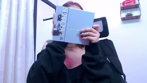 Snapshot of sarai_petite_ chatting on 10/13/25, 04:01 SARAI online show from 10/13/25, 04:01