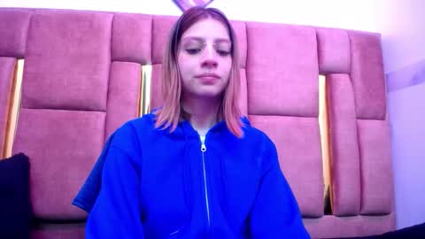 Snapshot of sarai_petite_ chatting on 10/24/25, 02:35 SARAI online show from 10/24/25, 02:35