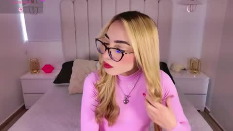 Snapshot of sarajonesxxx chatting on 04/23/26, 12:04 Sara jones online show from 04/23/26, 12:04