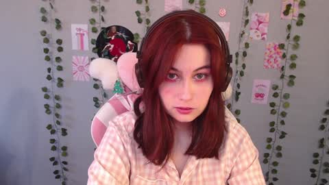 Snapshot of sarakinski chatting on 01/18/25, 08:20 Sara online show from 01/18/25, 08:20