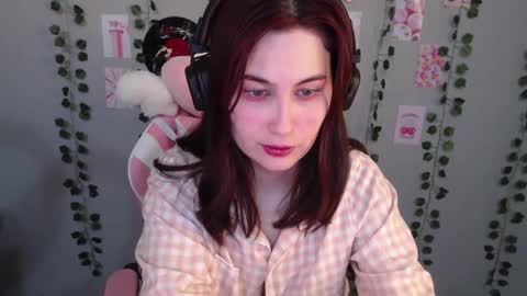Snapshot of sarakinski chatting on 02/16/25, 01:27 Sara online show from 02/16/25, 01:27