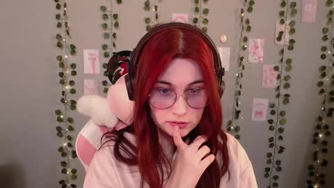 Snapshot of sarakinski chatting on 12/18/25, 02:23 Sara online show from 12/18/25, 02:23