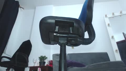 Saraloves online show from 12/15/25, 09:46