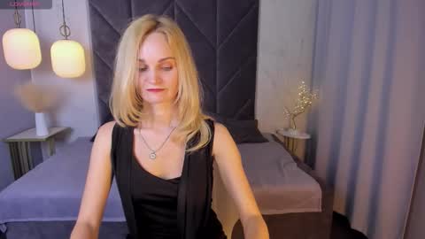 Snapshot of sarasubtlety chatting on 09/11/25, 01:33 Sara online show from 09/11/25, 01:33