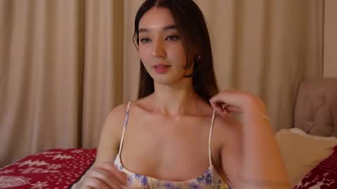Snapshot of sarasuo chatting on 12/17/24, 11:28 Shara online show from 12/17/24, 11:28