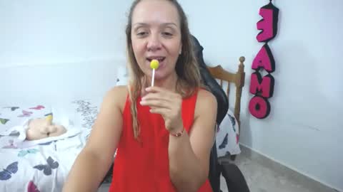 Snapshot of saray1221 chatting on 12/22/24, 10:04 saray1221 online show from 12/22/24, 10:04