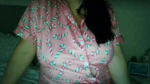 Snapshot of saretta46 chatting on 12/15/25, 11:42 Sara online show from 12/15/25, 11:42