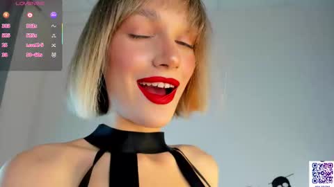 Snapshot of sarilit chatting on 10/30/25, 02:57 Your Selena 3 online show from 10/30/25, 02:57