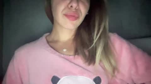 Snapshot of sarrah_rossy chatting on 11/04/25, 09:25 Sarrah online show from 11/04/25, 09:25