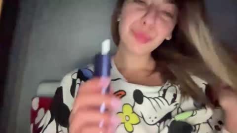 Snapshot of sarrah_rossy chatting on 11/17/25, 10:26 Sarrah online show from 11/17/25, 10:26