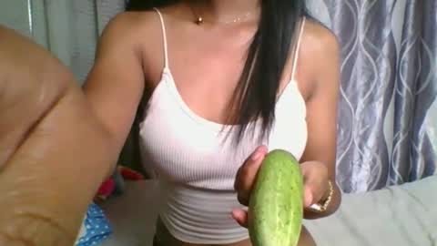 Snapshot of sasexy69 chatting on 12/14/25, 05:13 Anaelle online show from 12/14/25, 05:13