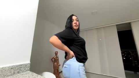 Snapshot of sasshamoon chatting on 11/17/25, 03:23 sasshamoon online show from 11/17/25, 03:23