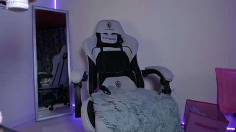    im expecting 300 thumbs up on my altar online show from 01/01/25, 11:51