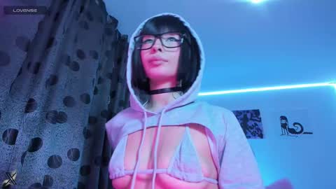 Snapshot of satanbabee_ chatting on 11/27/25, 12:35 im expecting 300 thumbs up on my altar online show from 11/27/25, 12:35