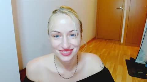 Snapshot of satinqueen90 chatting on 10/19/25, 06:03 Satinqueen90 online show from 10/19/25, 06:03