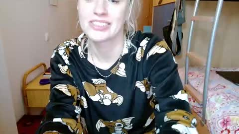 Snapshot of satinqueen90 chatting on 11/21/25, 08:35 Satinqueen90 online show from 11/21/25, 08:35