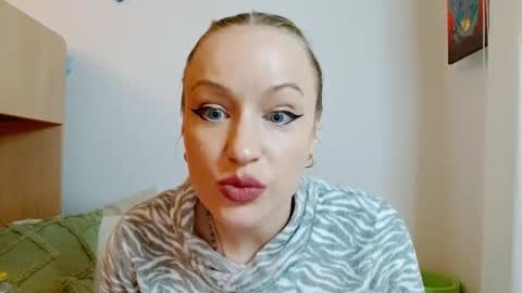 Snapshot of satinqueen90 chatting on 12/15/25, 11:25 Satinqueen90 online show from 12/15/25, 11:25