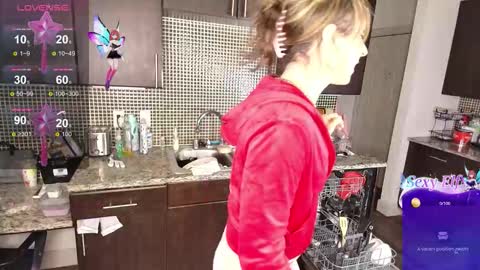 Snapshot of saturnine_princess chatting on 12/14/25, 11:20 Saturn Girl online show from 12/14/25, 11:20