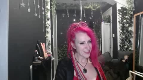 Snapshot of saucysky chatting on 11/26/25, 09:54 SaucySky online show from 11/26/25, 09:54
