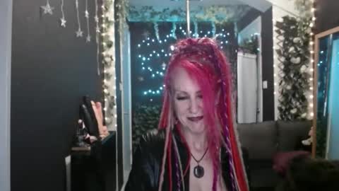 Snapshot of saucysky chatting on 11/28/25, 07:27 SaucySky online show from 11/28/25, 07:27