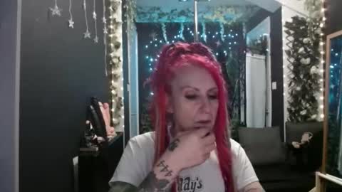 Snapshot of saucysky chatting on 11/30/25, 10:03 SaucySky online show from 11/30/25, 10:03