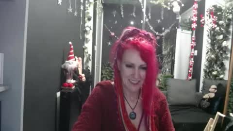 Snapshot of saucysky chatting on 12/17/25, 08:42 SaucySky online show from 12/17/25, 08:42