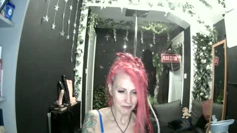 Snapshot of saucysky chatting on 06/05/26, 11:43 SaucySky online show from 06/05/26, 11:43