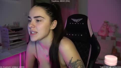 Snapshot of savvage_play chatting on 11/19/25, 09:26 Naomi online show from 11/19/25, 09:26