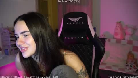 Snapshot of savvage_play chatting on 11/26/25, 09:05 Naomi online show from 11/26/25, 09:05