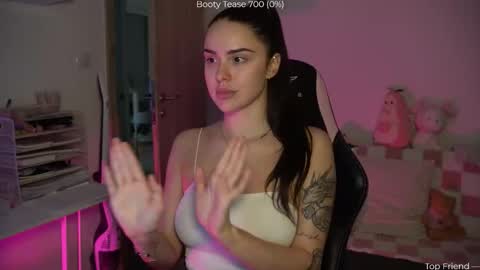 Snapshot of savvage_play chatting on 12/14/25, 07:40 Naomi online show from 12/14/25, 07:40