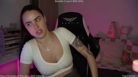 Snapshot of savvage_play chatting on 12/16/25, 07:41 Naomi online show from 12/16/25, 07:41