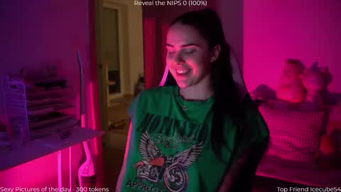 Snapshot of savvage_play chatting on 12/18/25, 07:42 Naomi online show from 12/18/25, 07:42