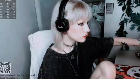 Snapshot of say_mary chatting on 10/24/25, 02:57 pronoun she. name Mary. age 21. online show from 10/24/25, 02:57