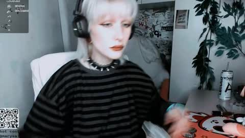 Snapshot of say_mary chatting on 10/26/25, 08:59 pronoun she. name Mary. age 21. online show from 10/26/25, 08:59