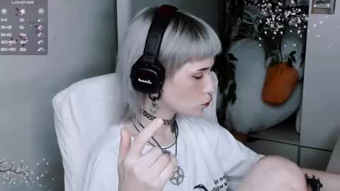 Snapshot of say_mary chatting on 11/04/25, 05:56 pronoun she. name Mary. age 21. online show from 11/04/25, 05:56