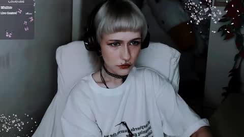 Snapshot of say_mary chatting on 11/05/25, 05:02 pronoun she. name Mary. age 21. online show from 11/05/25, 05:02