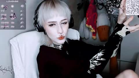 Snapshot of say_mary chatting on 11/10/25, 01:43 pronoun she. name Mary. age 21. online show from 11/10/25, 01:43