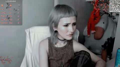 Snapshot of say_mary chatting on 11/12/25, 05:13 pronoun she. name Mary. age 21. online show from 11/12/25, 05:13