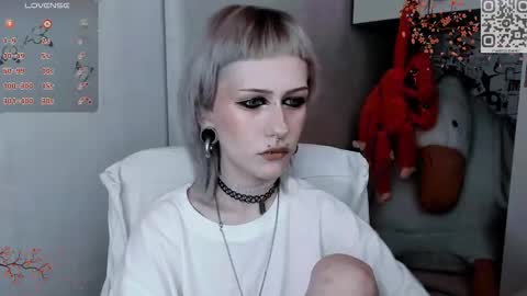 Snapshot of say_mary chatting on 11/15/25, 11:51 pronoun she. name Mary. age 21. online show from 11/15/25, 11:51