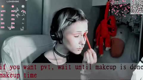 Snapshot of say_mary chatting on 11/17/25, 09:15 pronoun she. name Mary. age 21. online show from 11/17/25, 09:15
