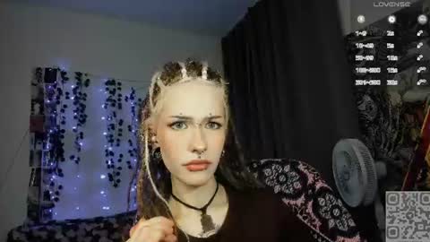 Snapshot of say_mary chatting on 07/27/26, 05:20 pronoun she. name Mary. age 21. online show from 07/27/26, 05:20